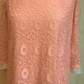 Robe manches trois quart en dentelle de couleur rose